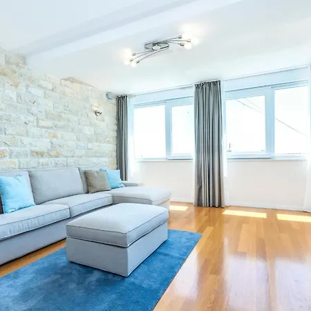 3 Bedroom Gorgeous In Apartman Split